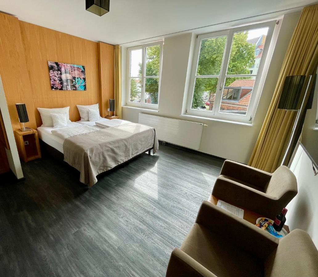 Hotel Hafenresidenz ชตราลซุนด์ ภายนอก รูปภาพ