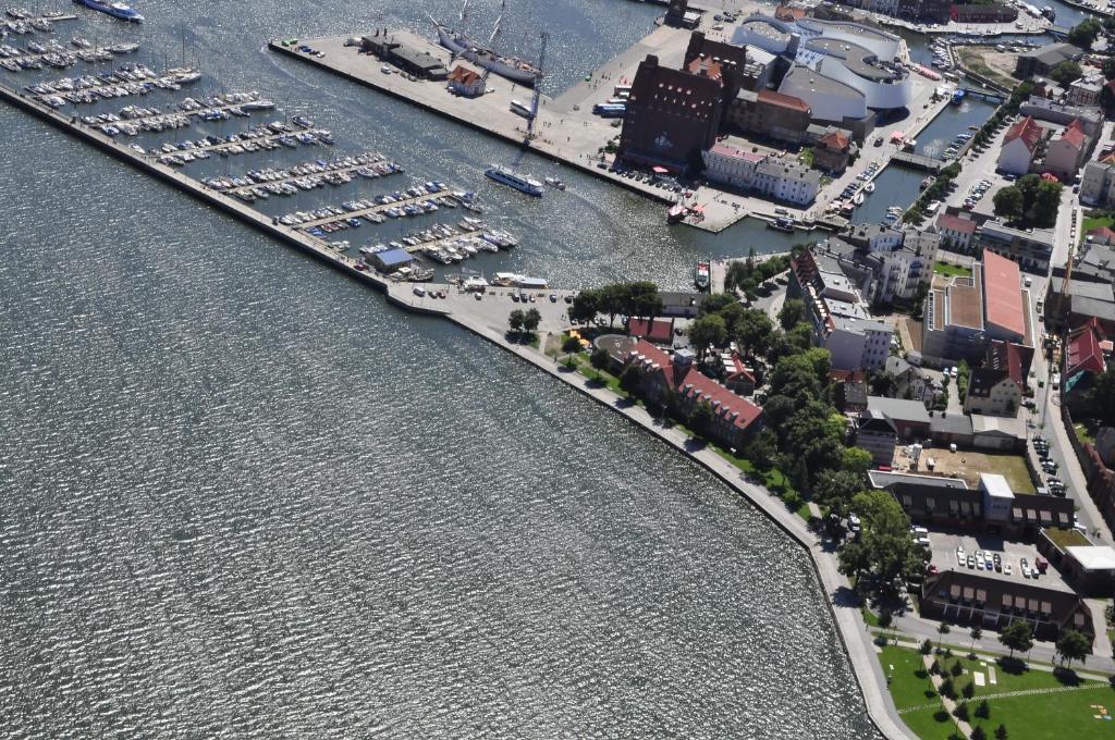 Hotel Hafenresidenz ชตราลซุนด์ ภายนอก รูปภาพ