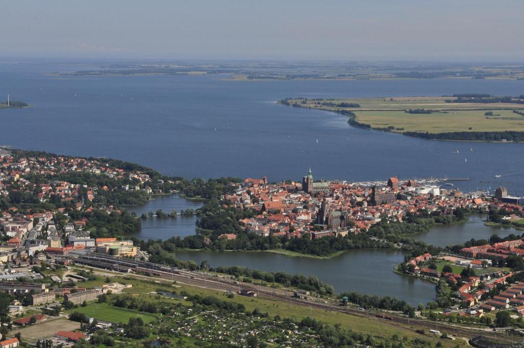 Hotel Hafenresidenz ชตราลซุนด์ ภายนอก รูปภาพ